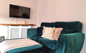 Charming Apt Retreat Near Peak District